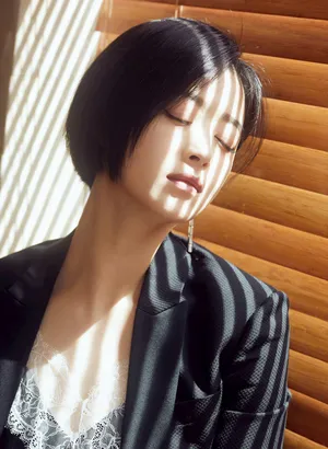 蒋欣百叶窗自拍