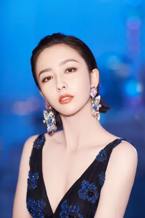 佟丽娅深V性感照片