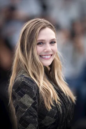 伊丽莎白·奥尔森（Elizabeth Olsen）开心傻笑