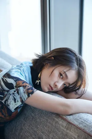 张雪迎沙发 写真