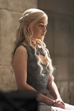艾米莉亚·克拉克（Emilia Clarke）长发卷发