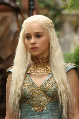 艾米莉亚·克拉克（Emilia Clarke）金色一幅