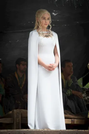 艾米莉亚·克拉克（Emilia Clarke）白色长袍