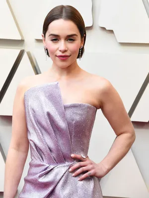 艾米莉亚·克拉克（Emilia Clarke）不对称服装