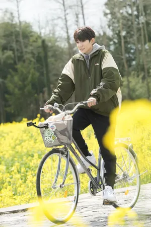 王源TFBOYS成员骑自行车田野菜花