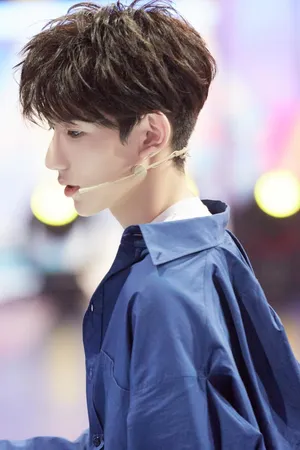王源TFBOYS成员耳麦