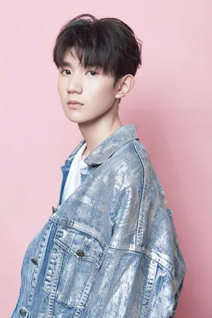 王源TFBOYS成员粉色背景牛仔外套