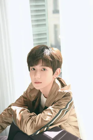 王源TFBOYS成员窗边