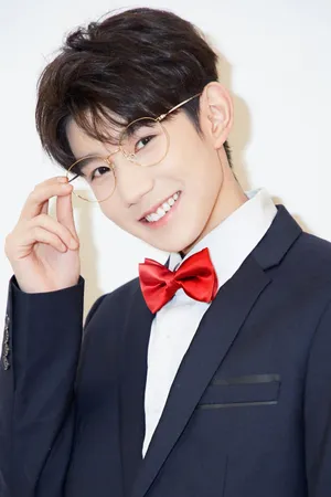 王源TFBOYS成员眼镜文气
