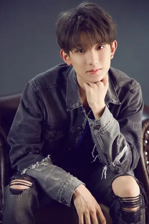 王源TFBOYS成员牛仔裤大窟窿