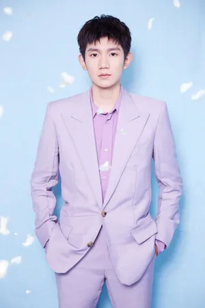 王源TFBOYS成员浅紫色西装