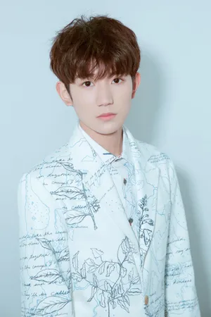 王源TFBOYS成员新造型自拍