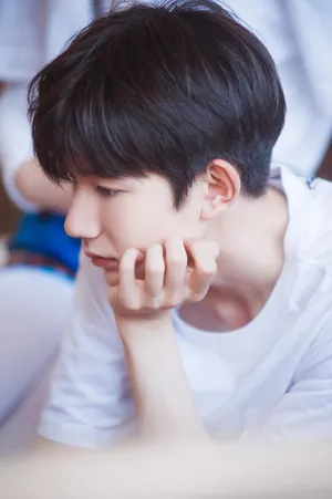 王源TFBOYS成员托下巴