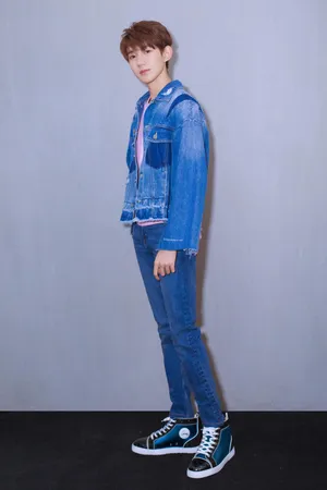王源TFBOYS成员全身照帆布鞋