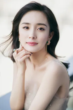 杨幂性感肉色裙子