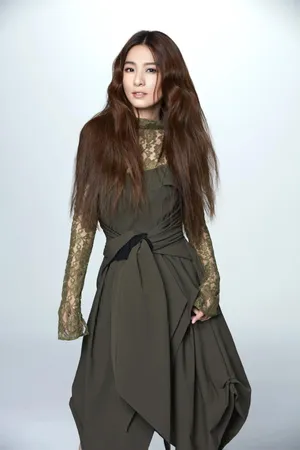 SHE组合田馥甄Hebe超酷装扮