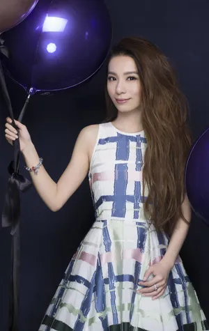 SHE组合田馥甄Hebe超美裙子大波浪_1