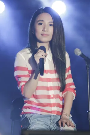 SHE组合田馥甄Hebe舞台上