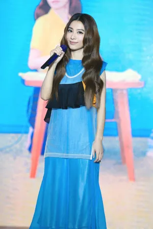 SHE组合田馥甄Hebe演唱会唱歌_1