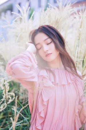 张韶涵芦苇荡自拍