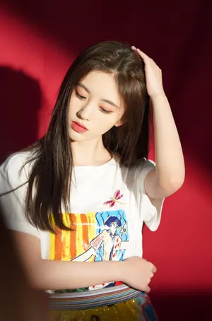 鞠婧祎拨弄发型
