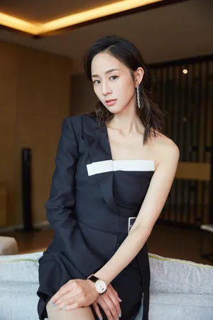 张钧甯手表耳环