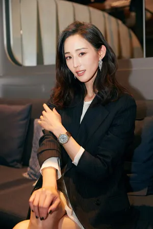 张钧甯坐姿