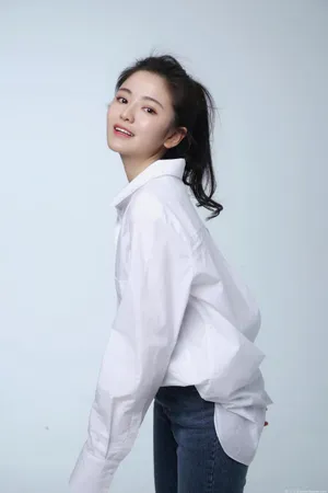 吴倩白色长衫