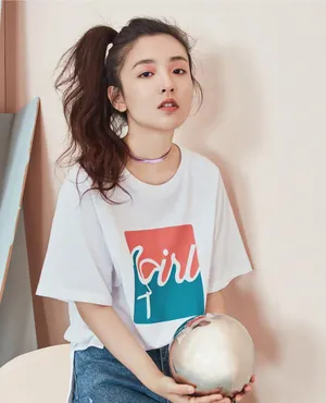 吴倩清纯装扮球