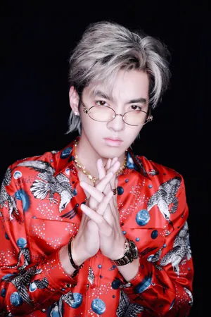 吴亦凡红色服装
