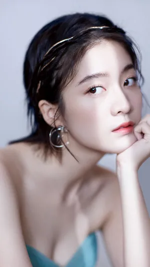 美女明星 张雪迎 短发 乳沟 白皙 耳环图片第1张
