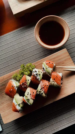 一份美味的三文鱼寿司_1