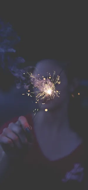 玩烟花的孤独女孩