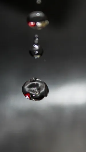 从纸上掉落的水珠
