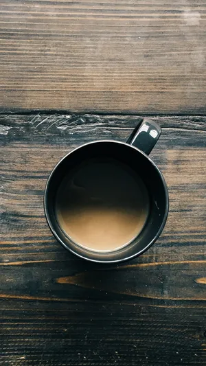 桌面上的咖啡杯