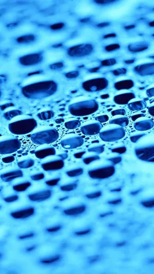 蓝色悬浮水滴第1张