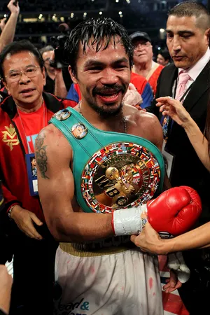 曼尼·帕奎奥（Manny Pacquiao）获得金腰带