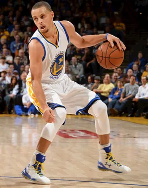 NBA篮球明星勇士队斯蒂芬库里背身单打
