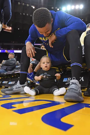 NBA篮球明星勇士队斯蒂芬库里与小宝宝
