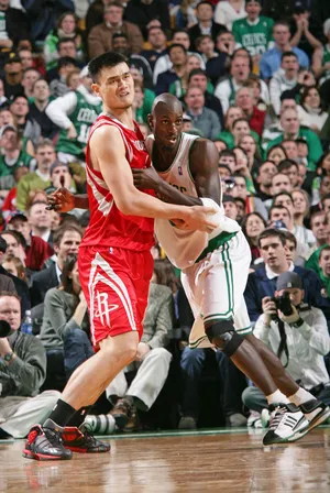 NBA篮球明星凯尔特队凯文·加内特防守姚明
