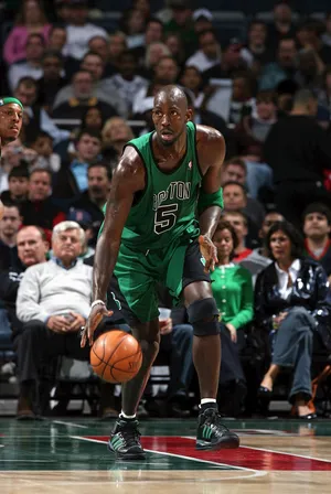 NBA篮球明星凯尔特队凯文·加内特运球