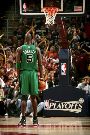 NBA篮球明星凯尔特队凯文·加内特罚球线