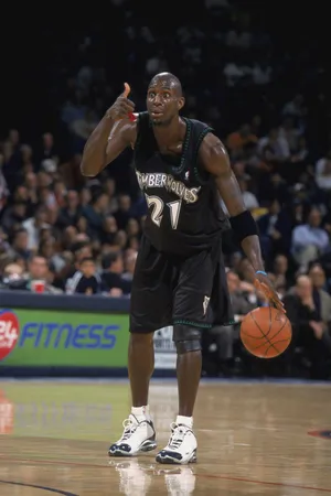 NBA篮球明星凯尔特队凯文·加内特沟通队员