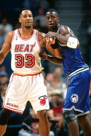 NBA篮球明星凯尔特队凯文·加内特强硬防守