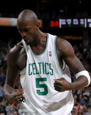 NBA篮球明星凯尔特队凯文·加内特庆祝进球