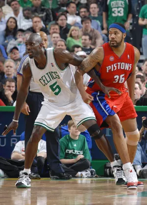 NBA篮球明星凯尔特队凯文·加内特对阵活塞