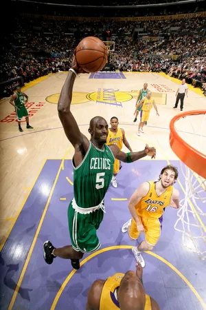 NBA篮球明星凯尔特队凯文·加内特对战湖人_1