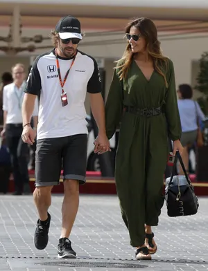 F1方程式赛车手费尔南多·阿隆索与老婆