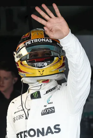 F1方程式赛车手刘易斯·汉密尔顿(Lewis Hamilton)招手_1