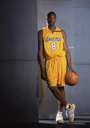 篮球明星NBA湖人队科比·布莱恩特Kobe年轻照单手持球